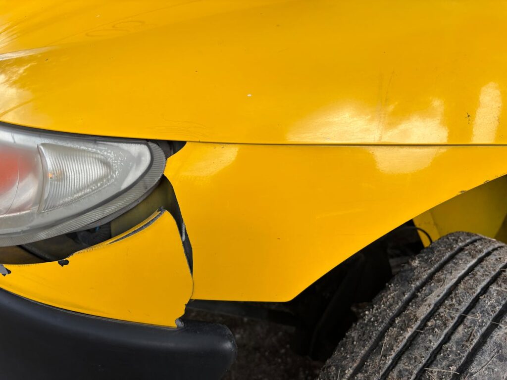 Auto verkaufen nach Unfall - beschaedigte Stossstange