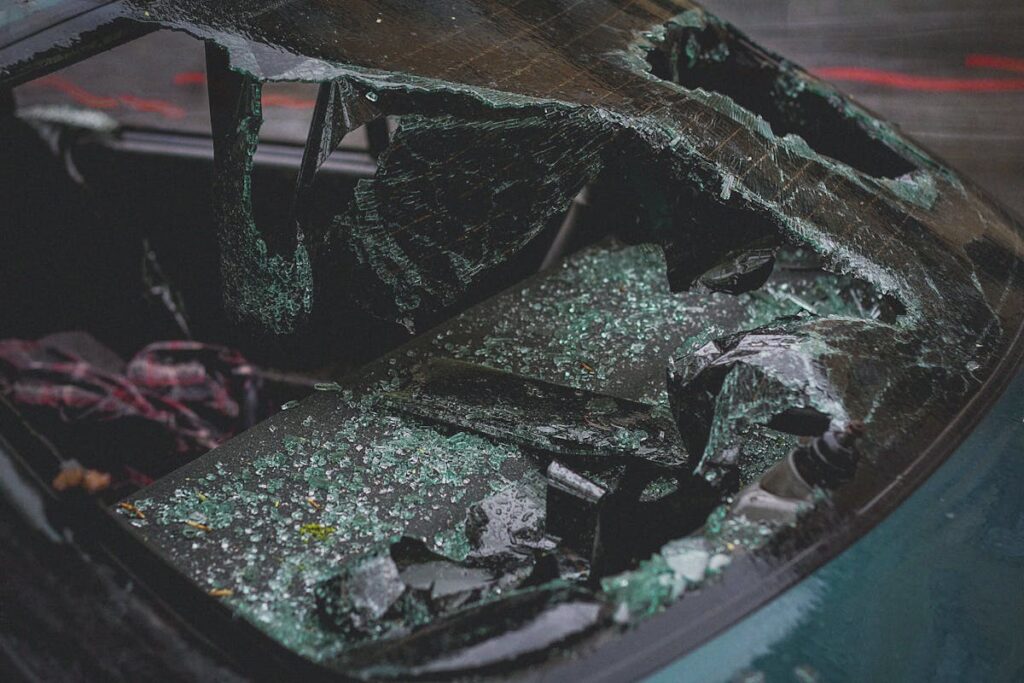 Restwert nach Unfall - beschaedigte Windschutzscheibe